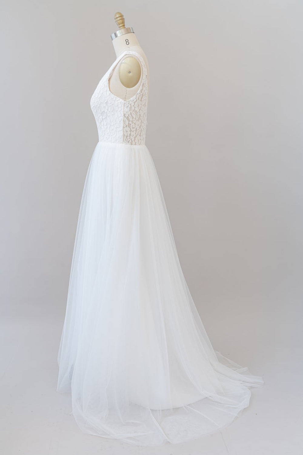 Vestido de novia largo de gasa con escote en V, tirantes finos y espalda abierta