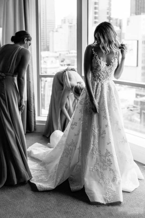 Langes A-Linien-Brautkleid mit Trägern und V-Ausschnitt, Blumenmuster und Perlen