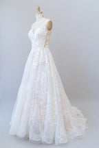Vestido de novia largo de tul con encaje y apliques de corazón en forma de A