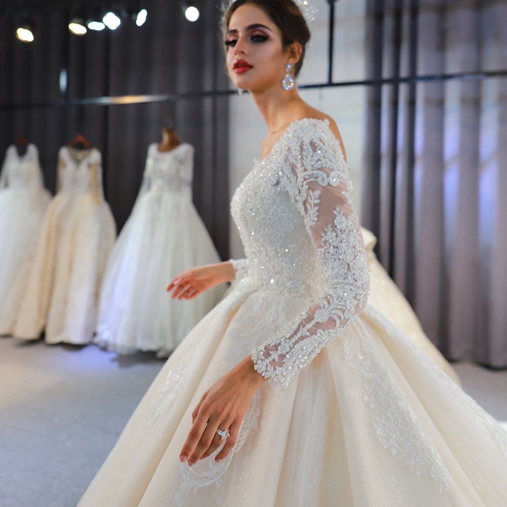 Vestido de novia largo de corte A con escote en forma de corazón, espalda descubierta, apliques de encaje y lentejuelas, con mangas