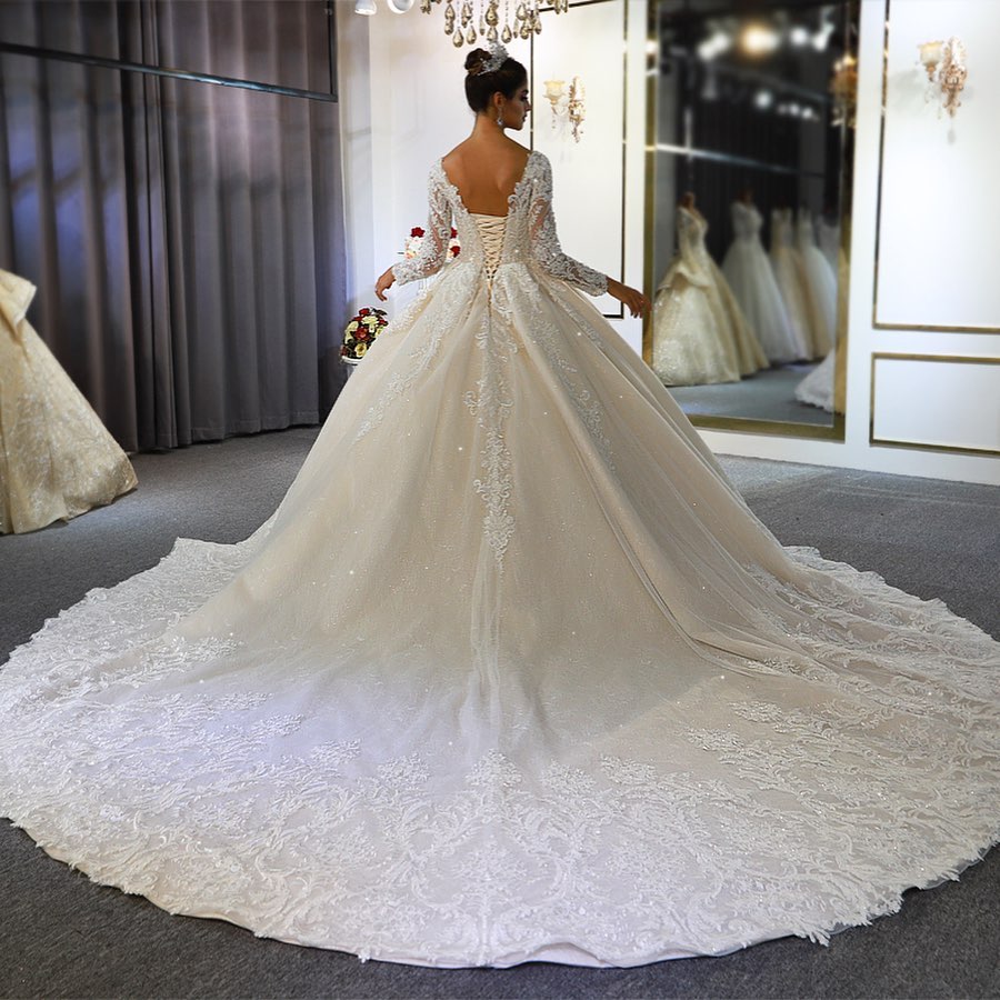 Vestido de novia largo de corte A con escote en forma de corazón, espalda descubierta, apliques de encaje y lentejuelas, con mangas