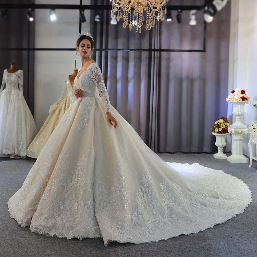 Vestido de novia largo de corte A con escote en forma de corazón, espalda descubierta, apliques de encaje y lentejuelas, con mangas