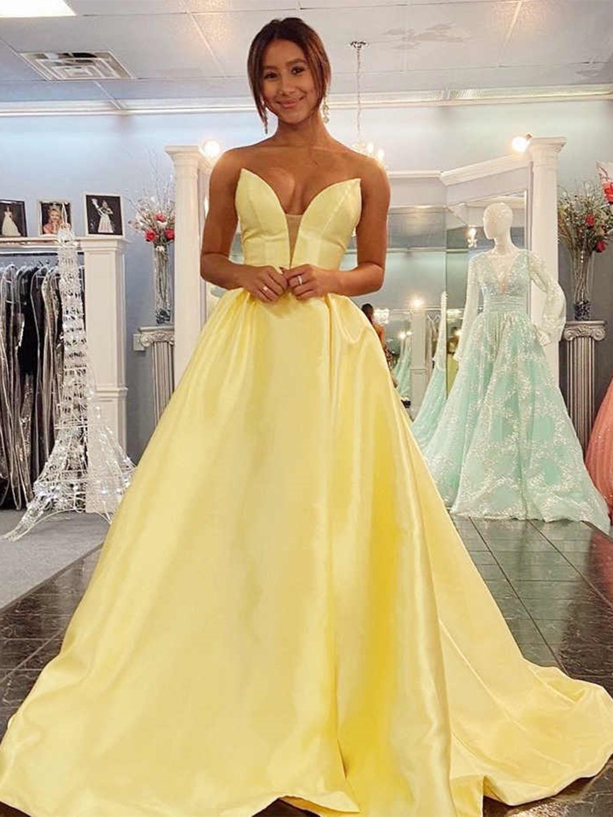 Langes A-Linien-Abendkleid mit Herzausschnitt und rückenfreiem Satin in Gelb