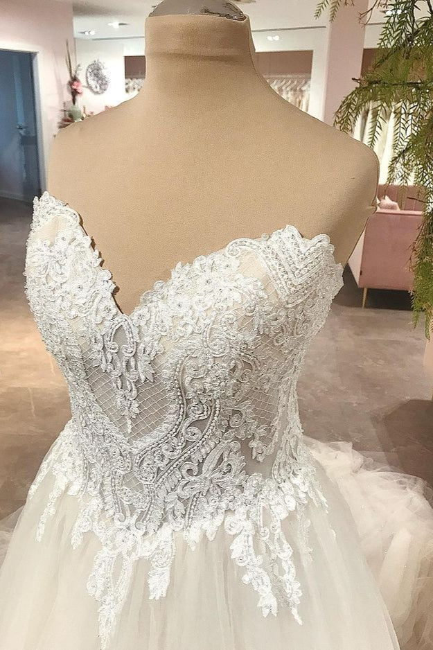 Abito da sposa lungo a linea ad A con scollo a cuore, schiena scoperta, tulle e pizzi con applicazioni