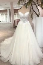 Abito da sposa lungo a linea ad A con scollo a cuore, schiena scoperta, tulle e pizzi con applicazioni
