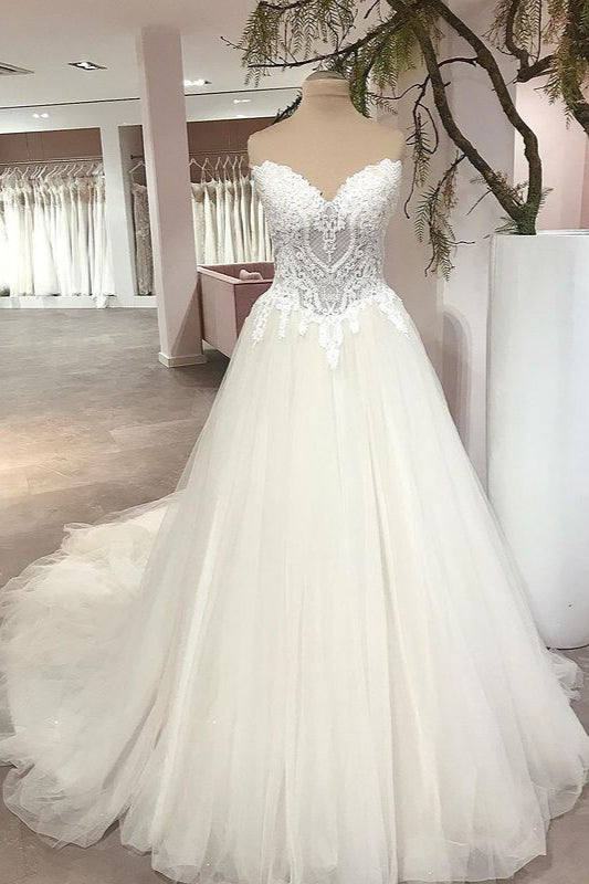 Abito da sposa lungo a linea ad A con scollo a cuore, schiena scoperta, tulle e pizzi con applicazioni