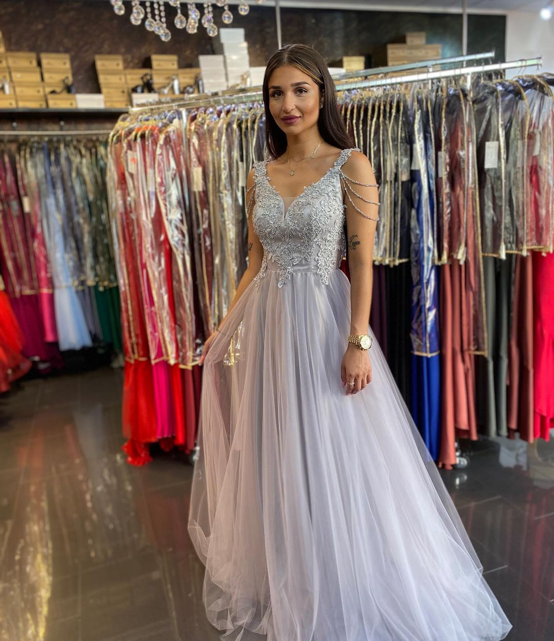 Robe de bal longue en tulle sans dos, à jupe évasée, décolleté cœur, ornée de dentelle et de perles