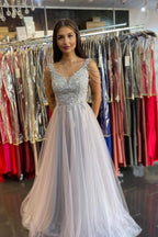 Robe de bal longue en tulle sans dos, à jupe évasée, décolleté cœur, ornée de dentelle et de perles
