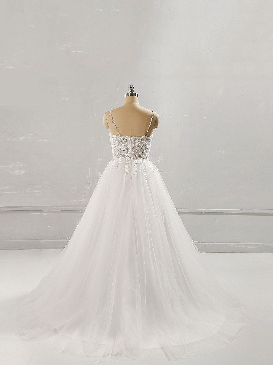 Vestido de novia largo de tul con encaje y escote en forma de A