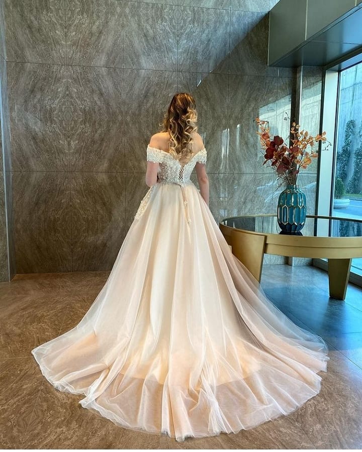 Vestido de Noiva Longo em Linha A com Decote Coração, Ombros Descobertos, Costas Nuas, Tule e Rendas Aplicadas