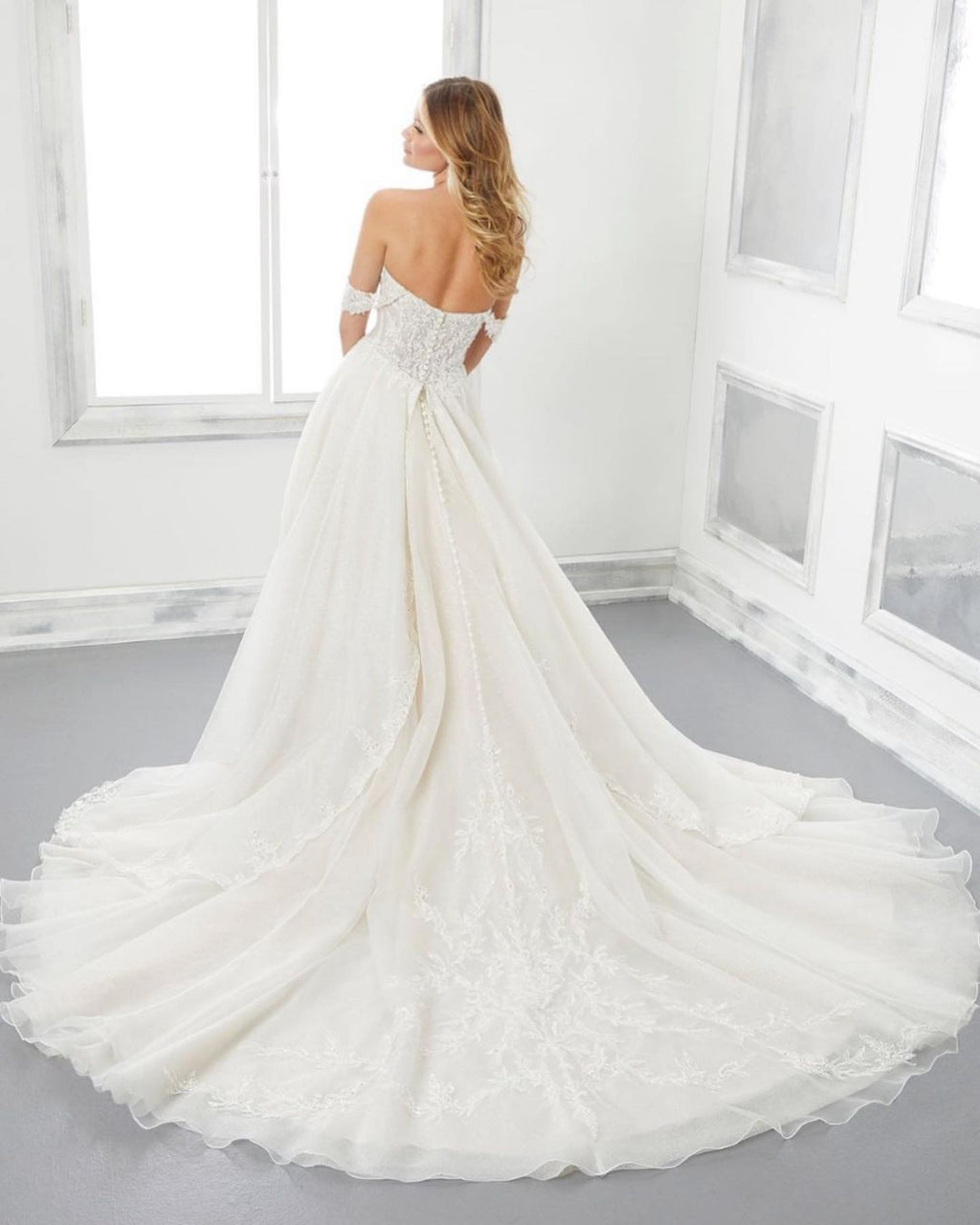 Abito da sposa lungo a linea ad A con scollo a cuore, spalle scoperte e schiena scoperta, con pizzi applicati