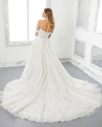 Abito da sposa lungo a linea ad A con scollo a cuore, spalle scoperte e schiena scoperta, con pizzi applicati
