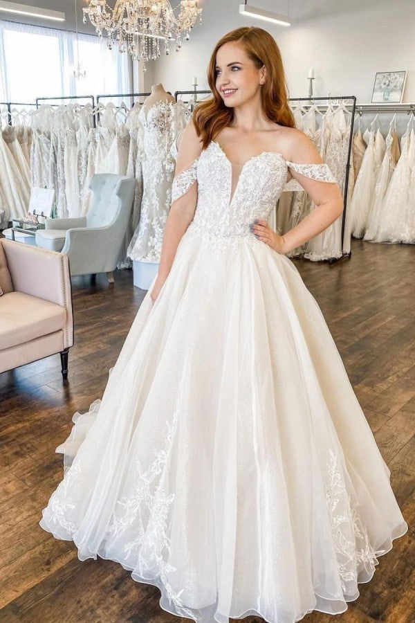 Abito da sposa lungo a linea ad A con scollo a cuore, spalle scoperte e schiena scoperta, con pizzi applicati