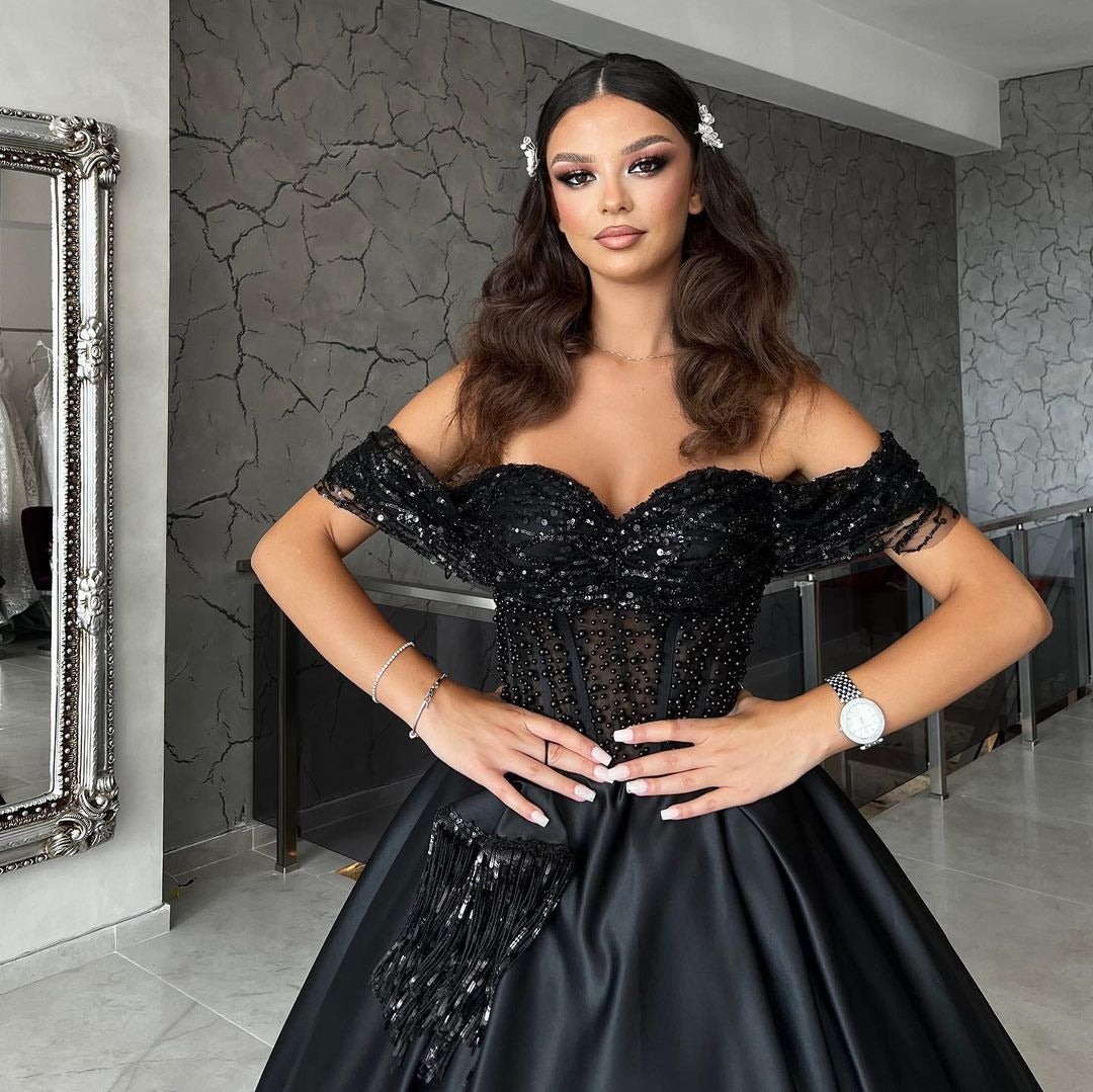 Vestidos de fiesta formales negros de satén con hombros descubiertos, corte en A y escote en forma de corazón con encaje