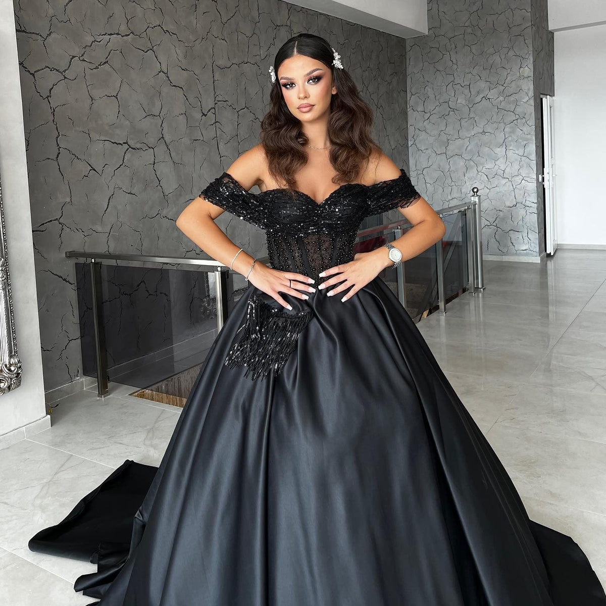 Vestidos de fiesta formales negros de satén con hombros descubiertos, corte en A y escote en forma de corazón con encaje