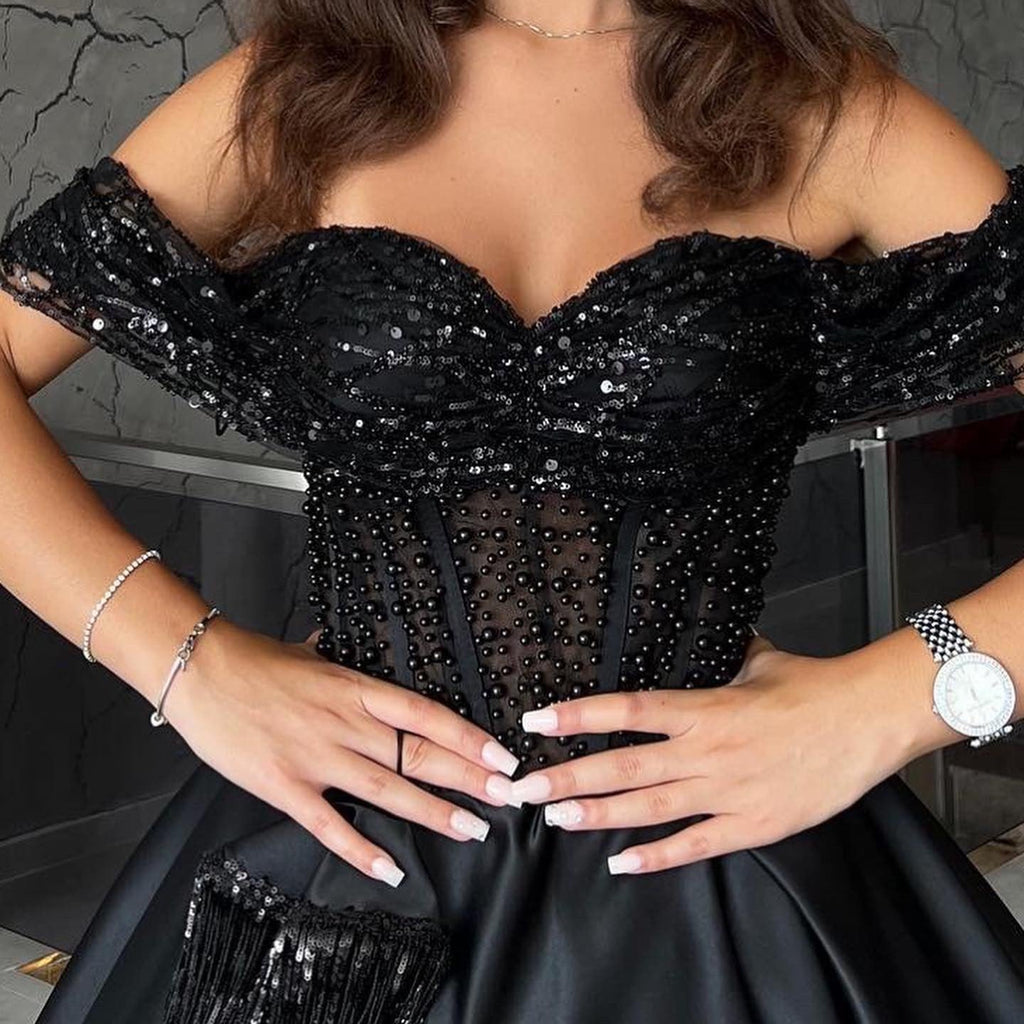 Vestidos de fiesta formales negros de satén con hombros descubiertos, corte en A y escote en forma de corazón con encaje