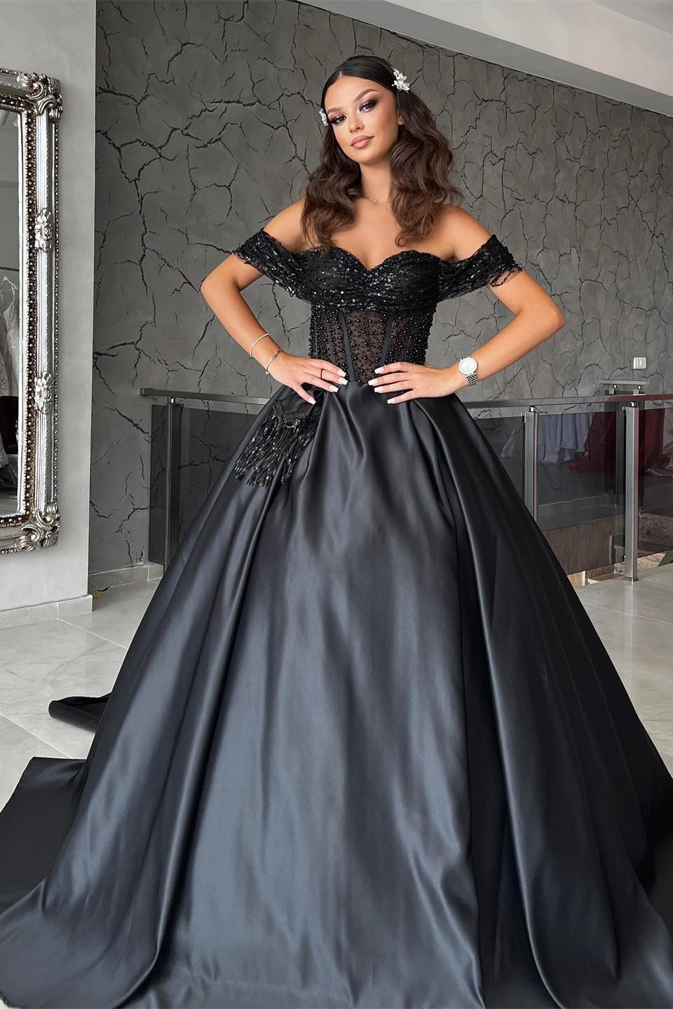 Vestidos de fiesta formales negros de satén con hombros descubiertos, corte en A y escote en forma de corazón con encaje