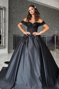 Vestidos de fiesta formales negros de satén con hombros descubiertos, corte en A y escote en forma de corazón con encaje