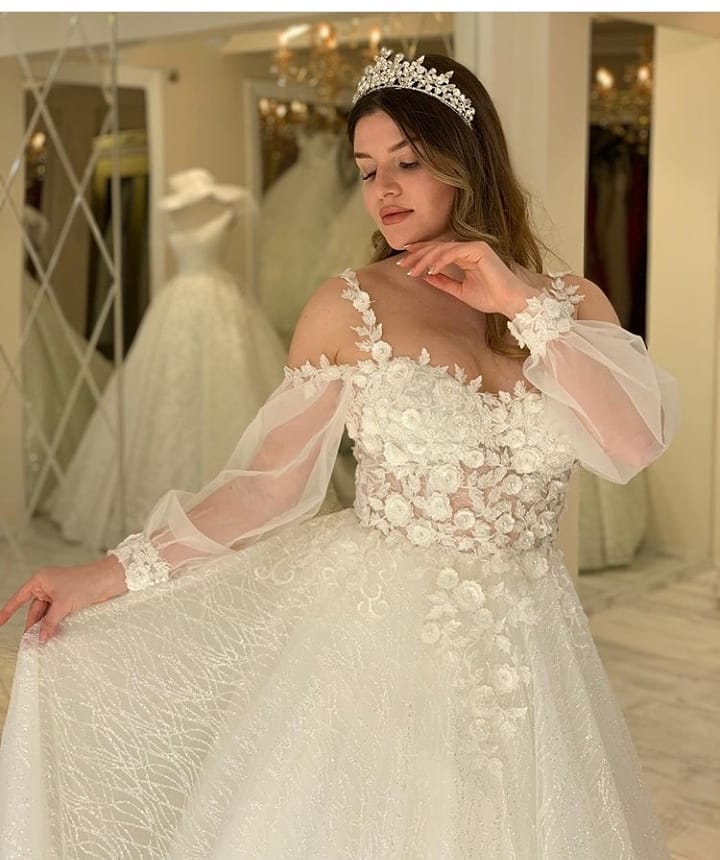 Abito da sposa lungo a linea ad A con scollo a cuore, spalline sottili e maniche, decorato con glitter