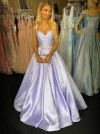 Robe de bal longue en satin, coupe évasée, décolleté cœur, bretelles fines, avec poches