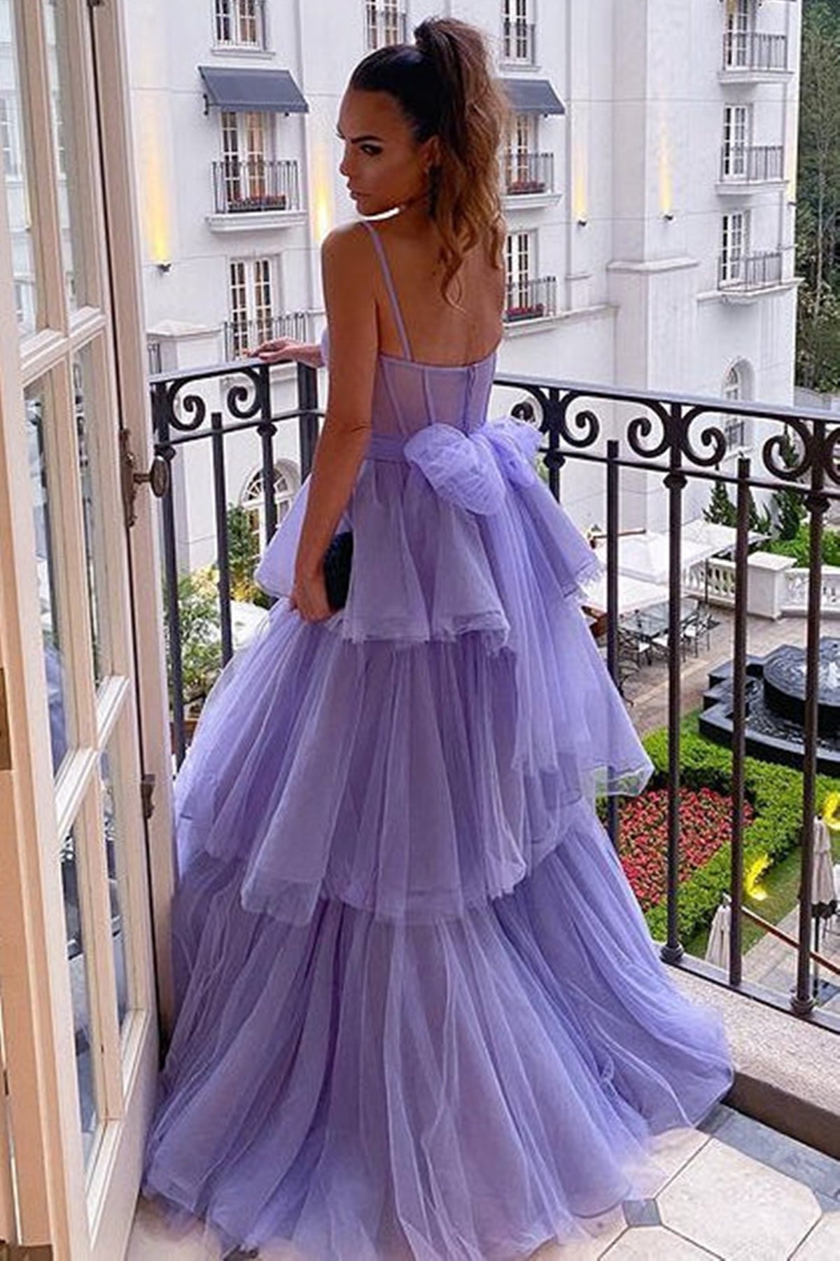 Robe de bal formelle longue en tulle à jupe évasée, décolleté cœur, bretelles fines spaghetti et dos ouvert