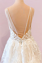 Vestido de Noiva Longo em Linha A com Decote Coração, Alças Finas e Tule
