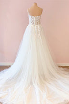 Vestido de Noiva em Tule com Aplicações de Renda, Decote Coração e Corte Evasê Longo