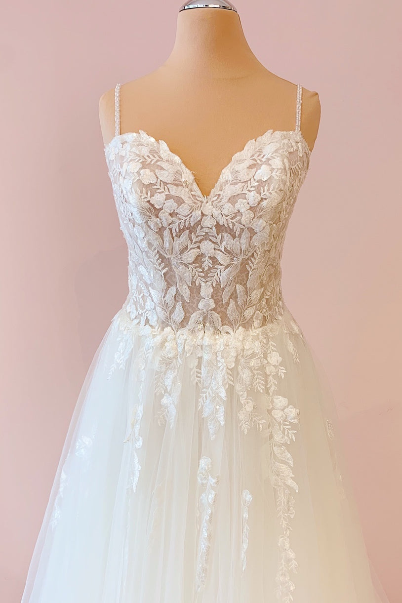 Vestido de Noiva em Tule com Aplicações de Renda, Decote Coração e Corte Evasê Longo