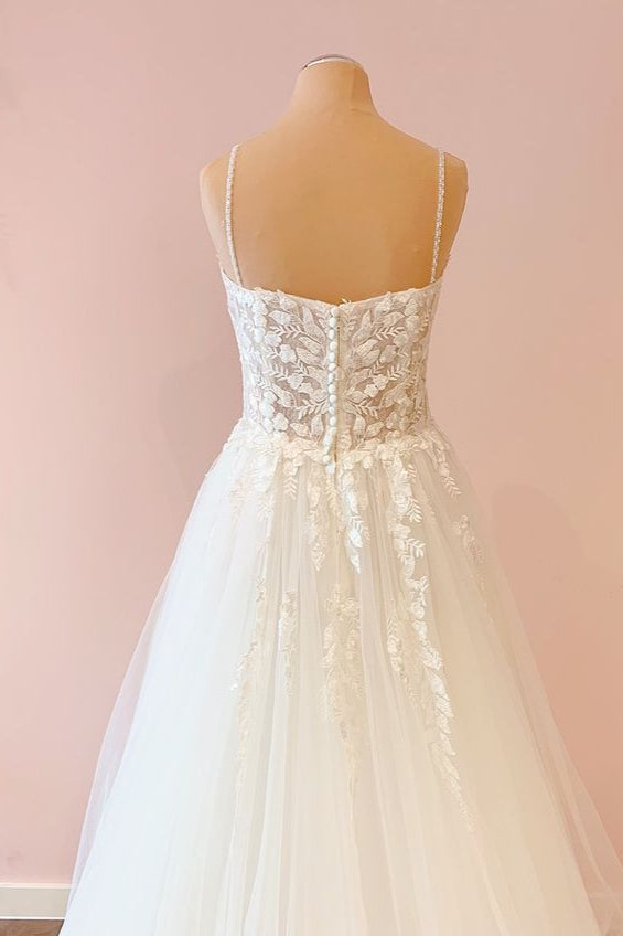 Vestido de Noiva em Tule com Aplicações de Renda, Decote Coração e Corte Evasê Longo