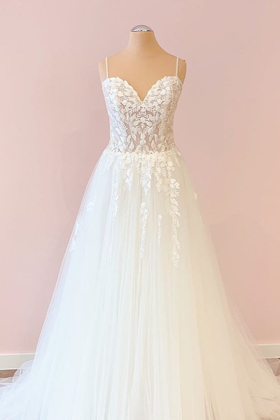 Vestido de Noiva em Tule com Aplicações de Renda, Decote Coração e Corte Evasê Longo