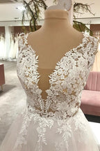 Vestido de Noiva Comprido em Tule com Decote Coração e Aplicações de Renda em Corte A