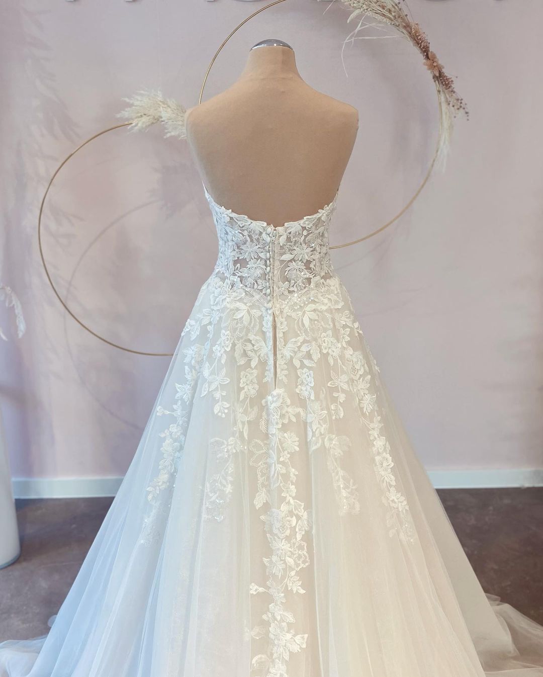 Vestido de novia largo de tul con escote en forma de A y encaje