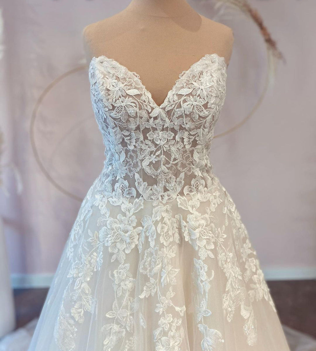 Vestido de novia largo de tul con escote en forma de A y encaje