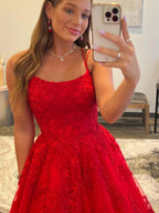 Vestidos de baile vermelhos formais compridos em tule com renda, corte evasê e costas descobertas