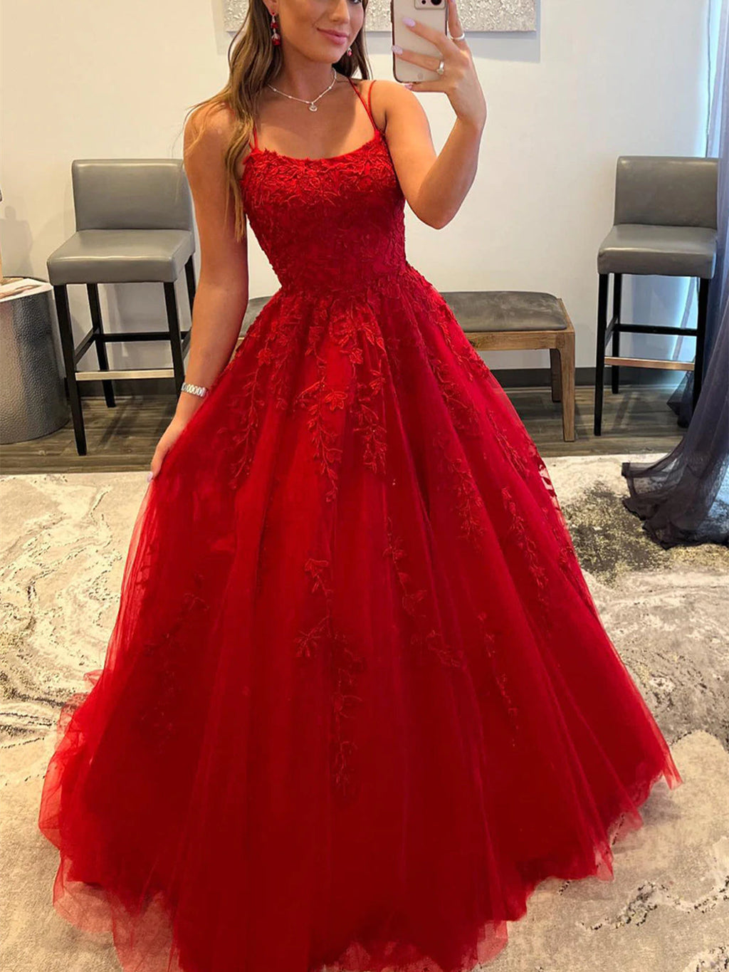 Vestidos de baile vermelhos formais compridos em tule com renda, corte evasê e costas descobertas