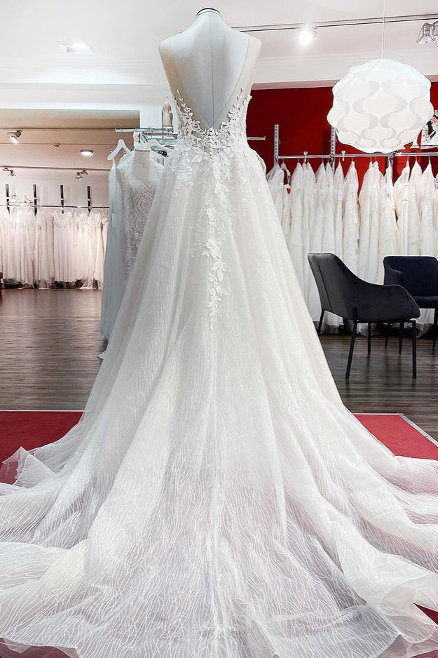 Vestido de Noiva Longo em Tule com Corte em A, Sem Mangas, Folhos e Decote com Pedraria, Aplicações de Renda