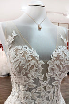 Vestido de Noiva Longo em Tule com Corte em A, Sem Mangas, Folhos e Decote com Pedraria, Aplicações de Renda
