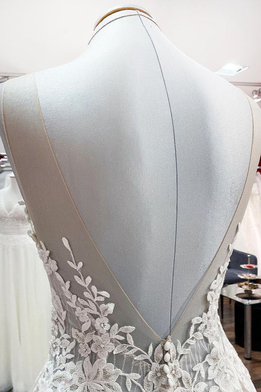 Vestido de Noiva Longo em Tule com Corte em A, Sem Mangas, Folhos e Decote com Pedraria, Aplicações de Renda
