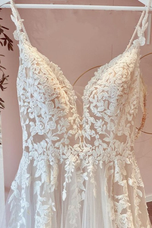 Vestido de Noiva em Renda com Aplicações de Tule em Linha A e Decote Coração