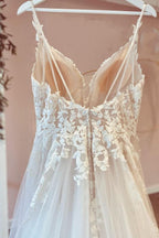 Vestido de Noiva em Renda com Aplicações de Tule em Linha A e Decote Coração