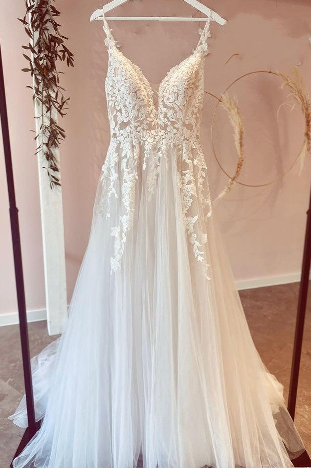 Vestido de Noiva em Renda com Aplicações de Tule em Linha A e Decote Coração