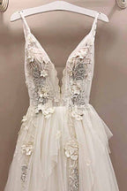 Langes A-Linien-Brautkleid aus Tüll mit V-Ausschnitt und Spitzenapplikation