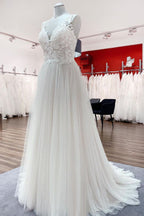 Vestido de Noiva Comprido em Tule, Corte em A, Decote em V, Costas Abertas com Aplicações de Renda