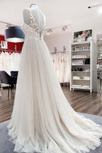 Vestido de Noiva Comprido em Tule, Corte em A, Decote em V, Costas Abertas com Aplicações de Renda
