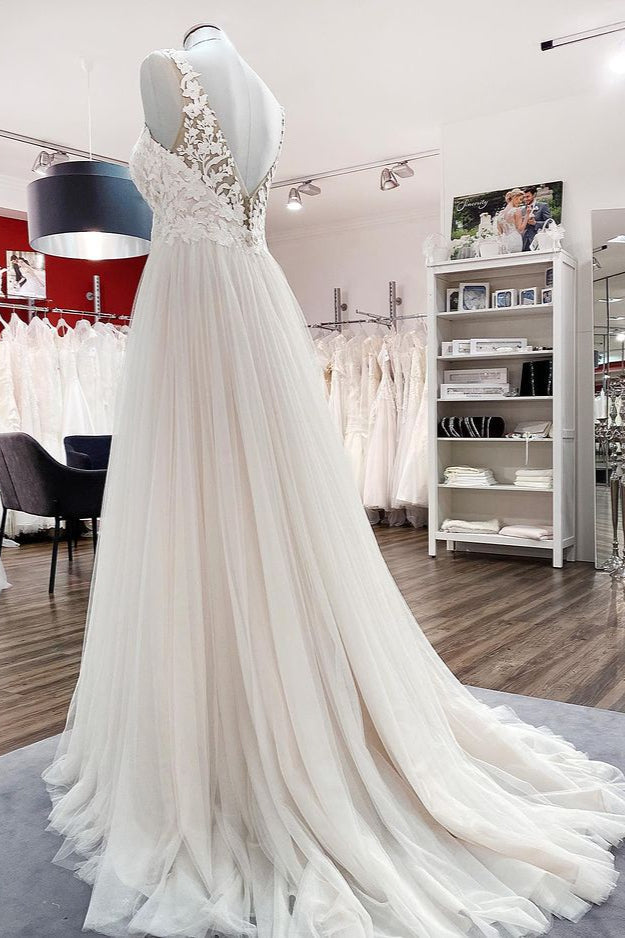 Vestido de Noiva Comprido em Tule, Corte em A, Decote em V, Costas Abertas com Aplicações de Renda