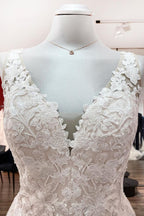Vestido de Noiva Comprido em Tule, Corte em A, Decote em V, Costas Abertas com Aplicações de Renda