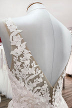 Vestido de Noiva Comprido em Tule, Corte em A, Decote em V, Costas Abertas com Aplicações de Renda