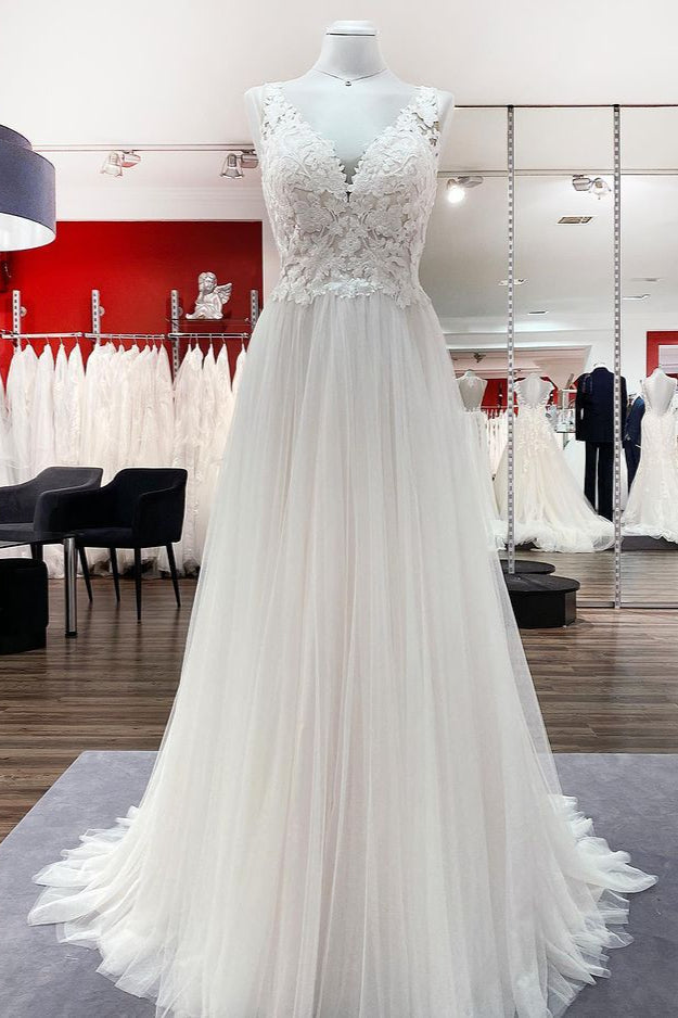 Vestido de Noiva Comprido em Tule, Corte em A, Decote em V, Costas Abertas com Aplicações de Renda