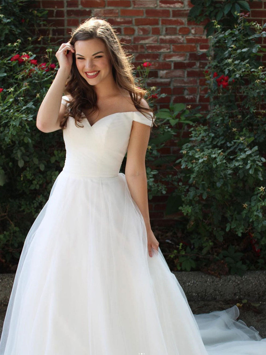Langes weißes A-Linien-Ballkleid aus Tüll mit schulterfreiem Abschlussballkleid