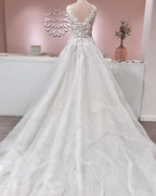 Vestido de noiva longo em linha A com decote em V, apliques de renda, costas descobertas, tule e folhos